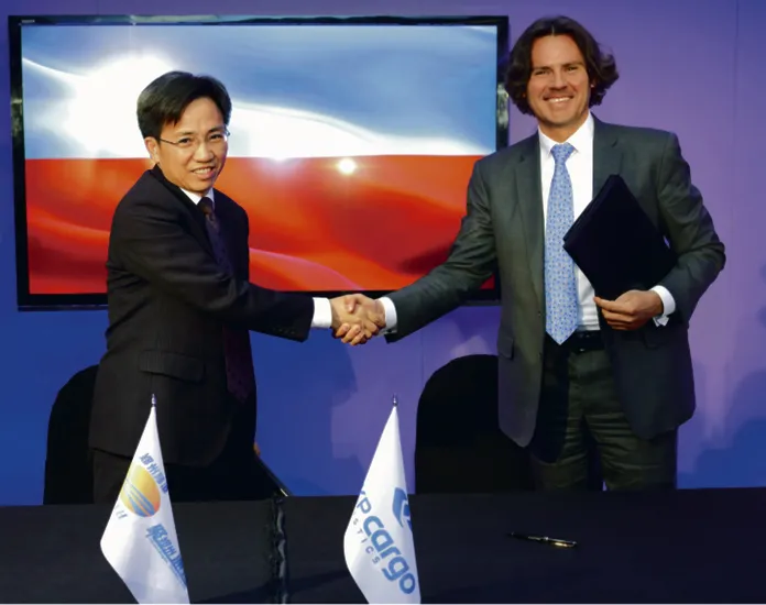 Guo Gengmao, przedstawiciel prowincji Zhengzhou i Adam Purwin, prezes PKP Cargo podpisują porozumienie o utworzeniu spółki joint-venture do obsługi Nowego Jedwabnego Szlaku