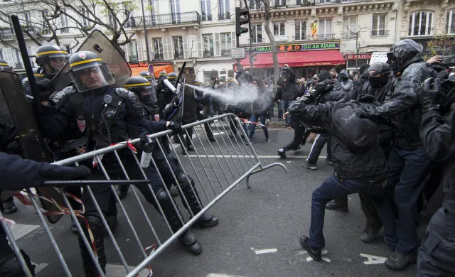 Francja: Bitwa na ulicach Paryża. Są starcia z policją