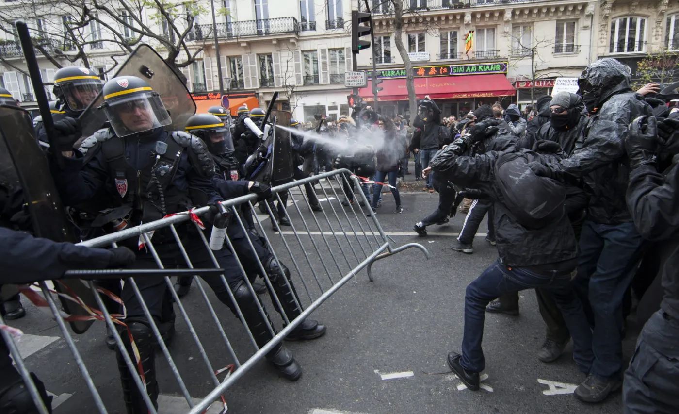 Francja: Bitwa na ulicach Paryża. Są starcia z policją