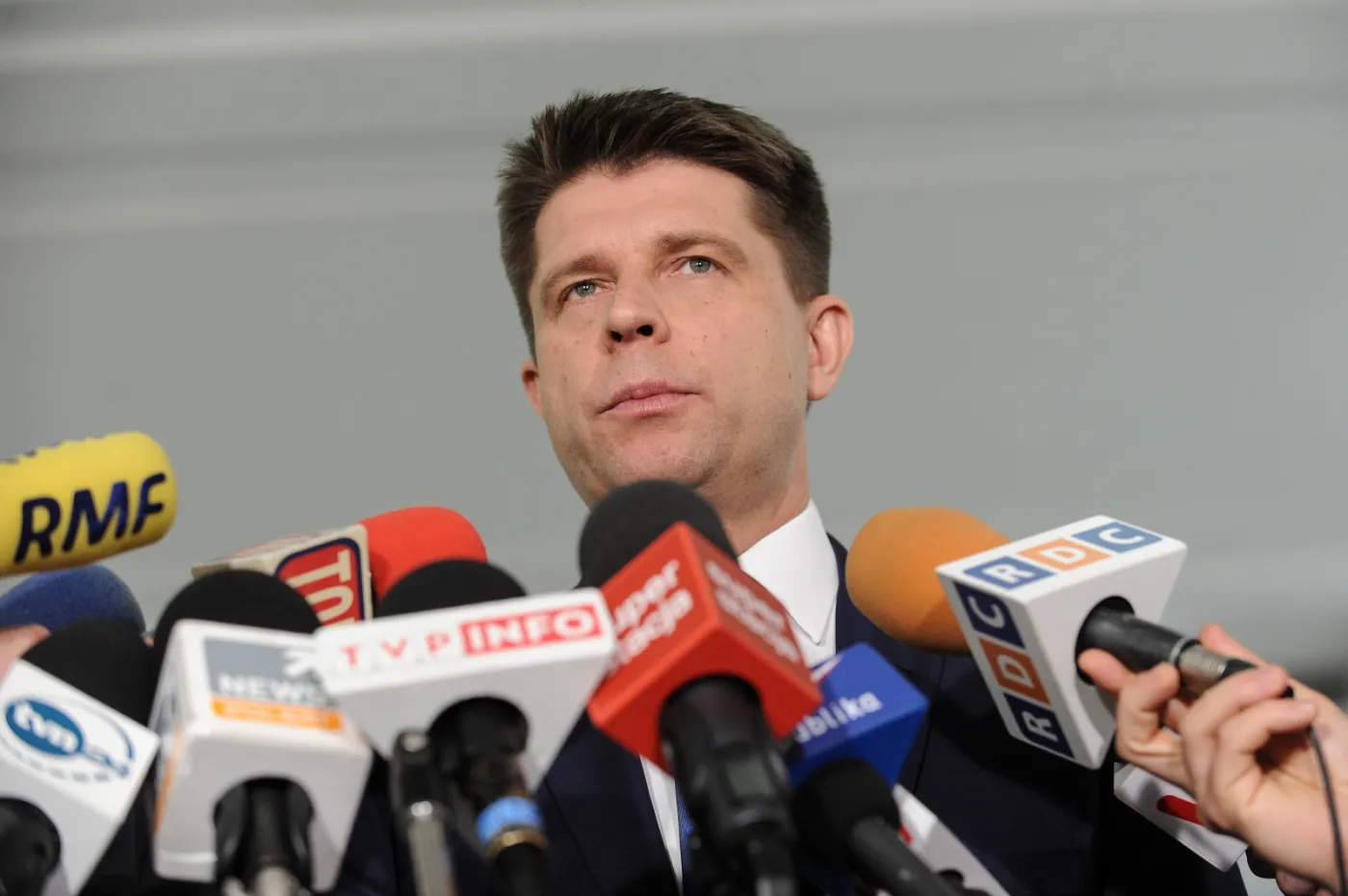 Najnowszy sondaż: PiS nadal prowadzi, ale Petru wyprzedza PO