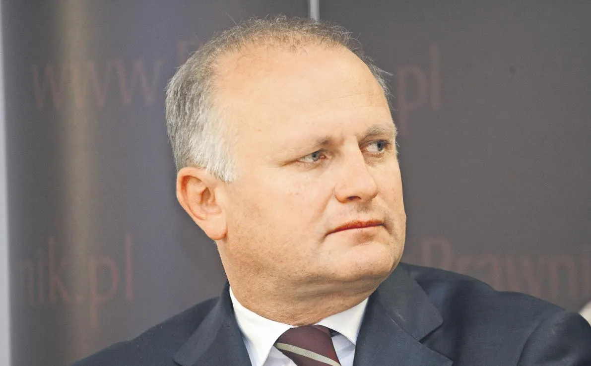 Podanie ręki sędziemu przed rozprawą nie umniejsza szacunku