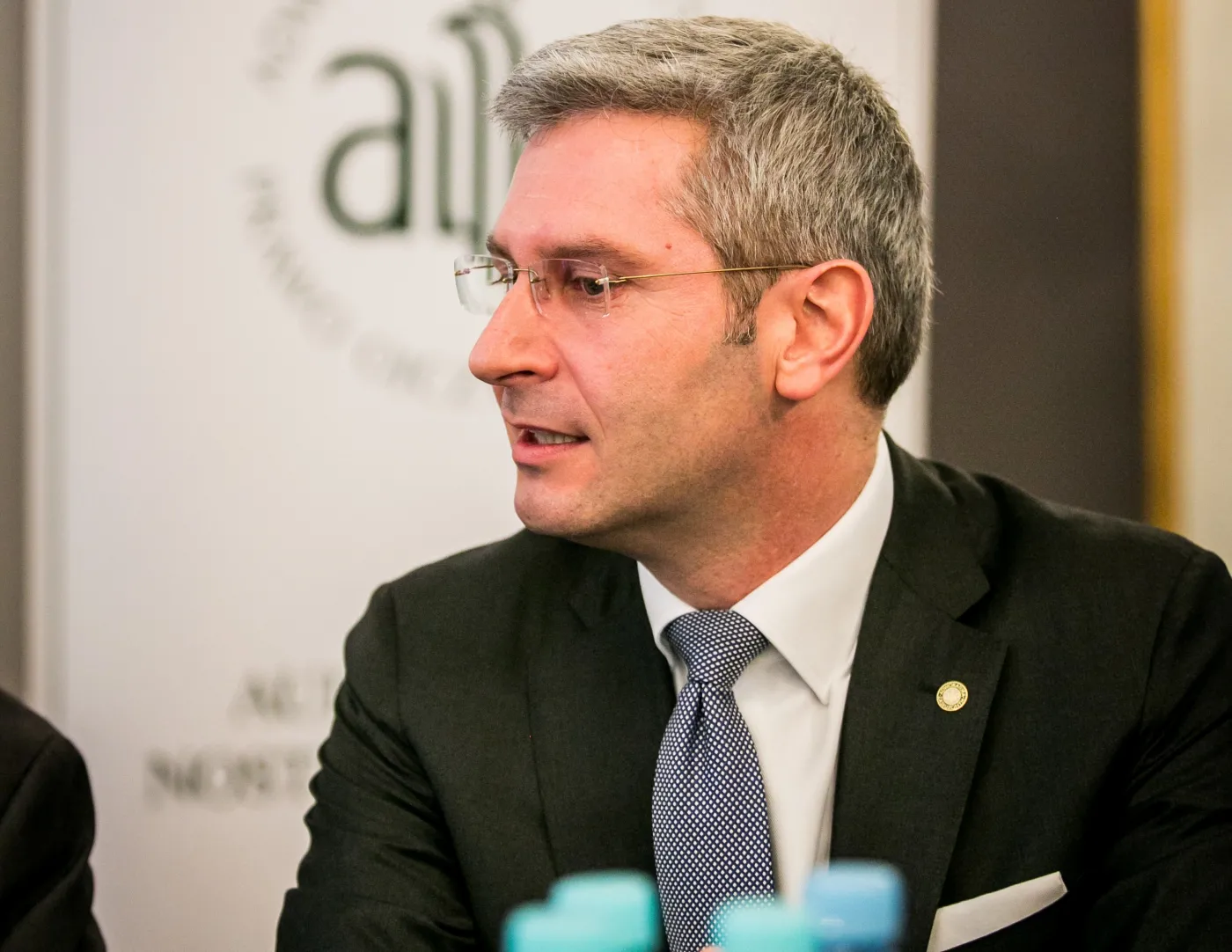 2442861-adw.jpg