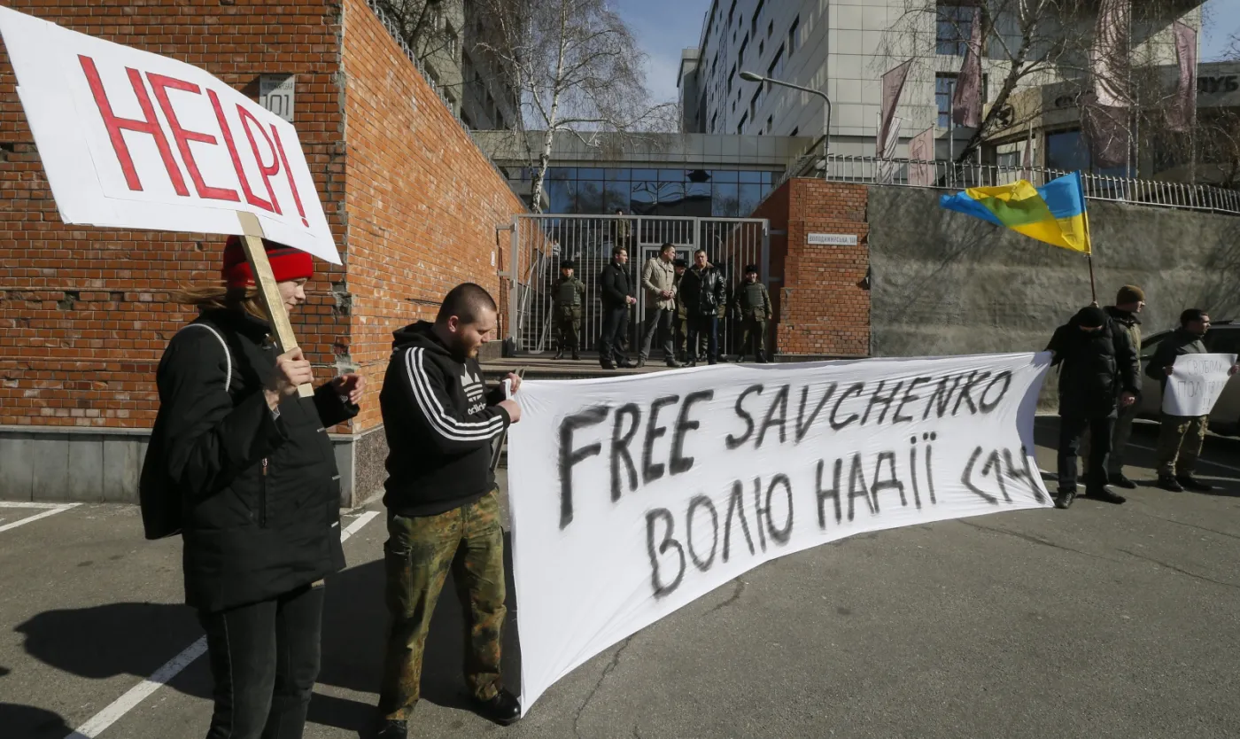 Ukraina: Przed ambasadą Rosji w Kijowie domagano się uwolnienia Sawczenko