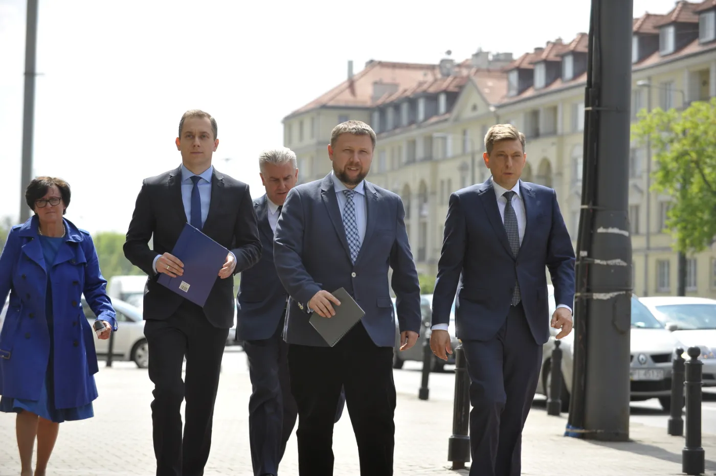 Posłowie PO weszli do MON, by zapoznać się z dokumentami ws. śmigłowców