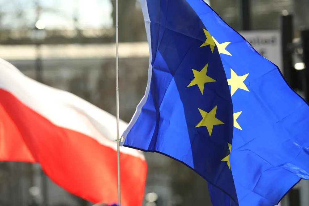 Wojna polsko-unijna pod flagą biało-czerwoną. Zmiany w sądownictwie to kolejne pole konfliktu z Brukselą