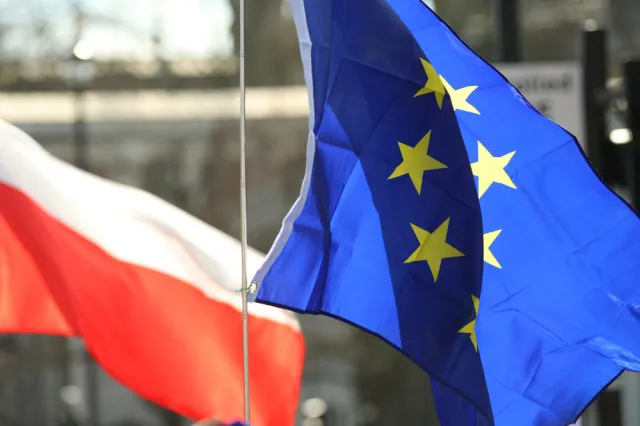 Wojna polsko-unijna pod flagą biało-czerwoną. Zmiany w sądownictwie to kolejne pole konfliktu z Brukselą