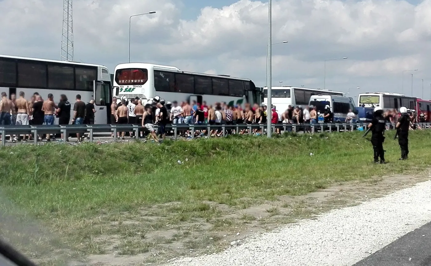 Bójka pseudokibiców na autostradzie A1. Policja prowadzi śledztwo