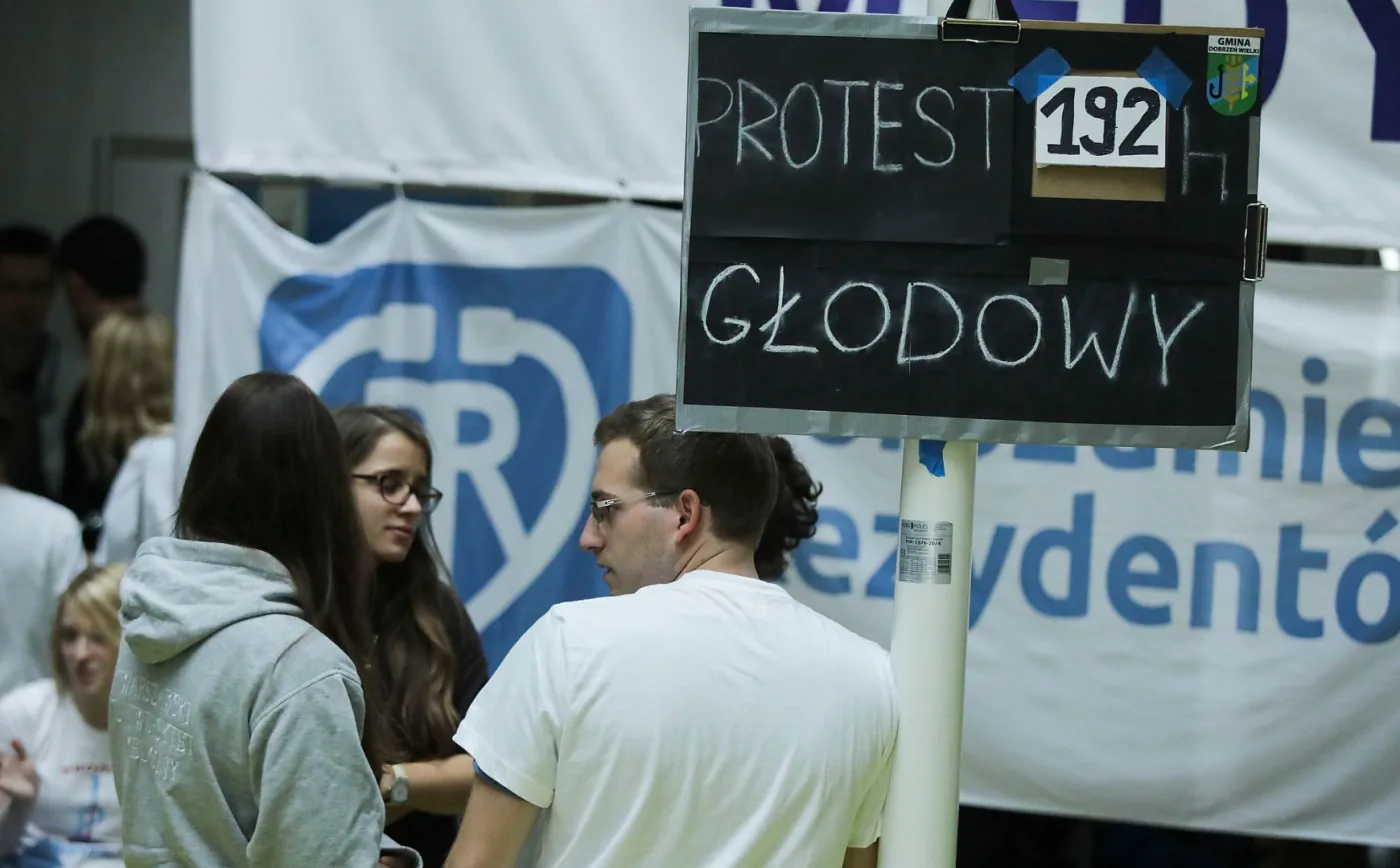 Lekarze usłyszeli, że liczy się misja. I wrócili do głodówki