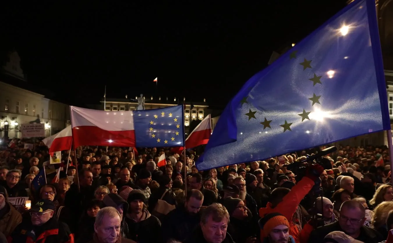 Przed Pałacem Prezydenckim protest pod hasłem: „Wolne sądy, Wolne wybory, Wolna Polska"