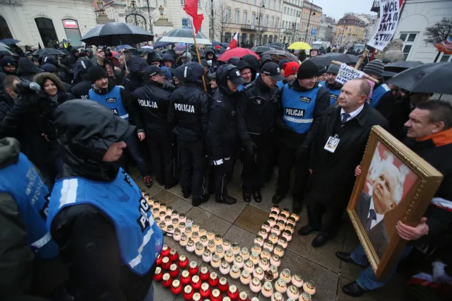 80. miesięcznica smoleńska: Msza, modlitwa pod Pałacem Prezydenckim i krzyż ze zniczy