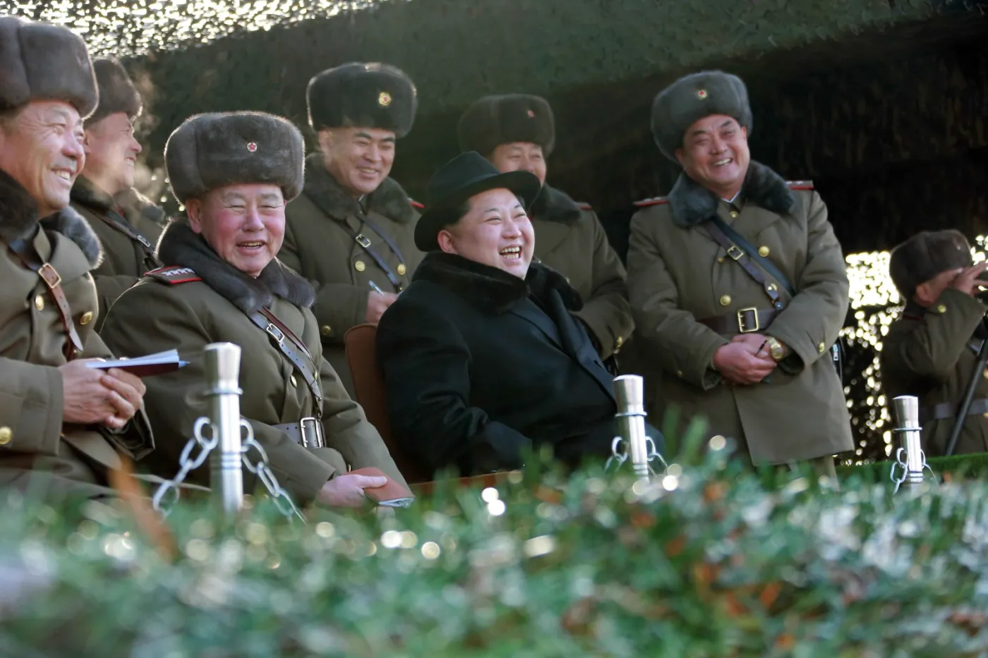 Kim Dzong Un w otoczeniu wojskowych