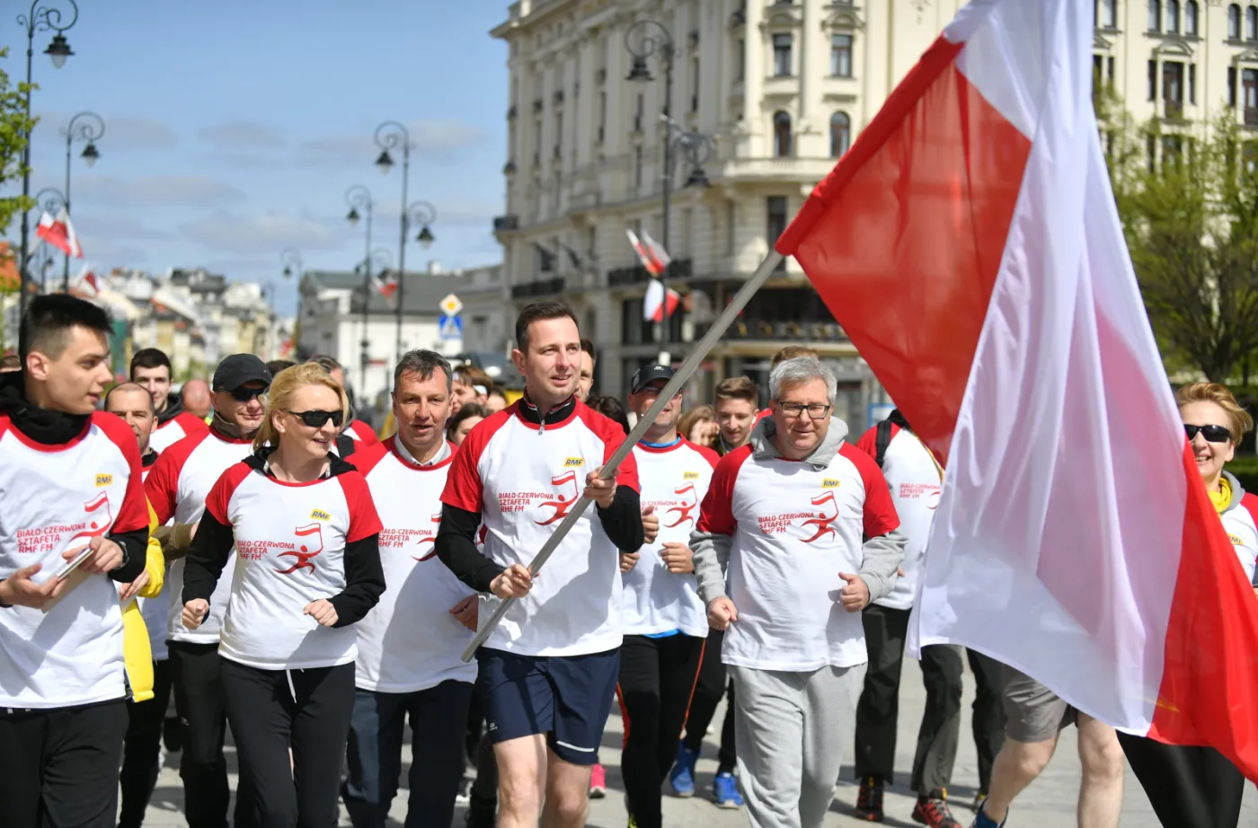 Ulicami Warszawy przebiegła biało-czerwona sztafeta "Ponad podziałami"