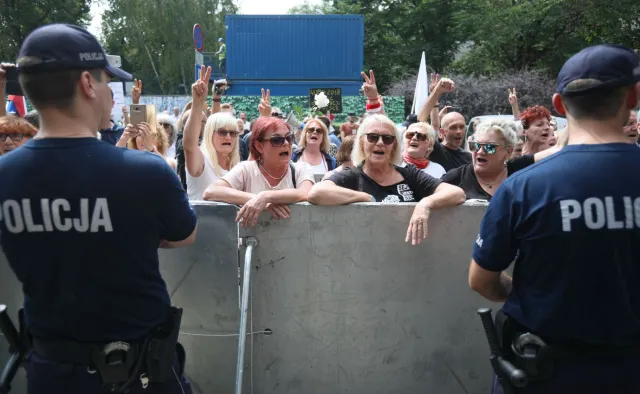 Policjant zabezpieczający manifestację przed Sejmem złożył zawiadomienie o groźbach