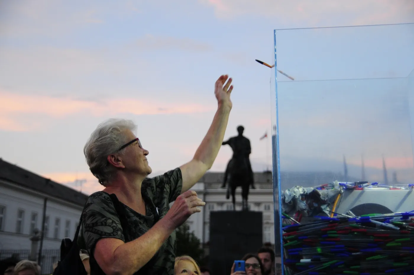 "Marionetka", "długopis". Protest przed Pałacem Prezydenckim przeciw podpisaniu ustaw sądowych [ZDJĘCIA]