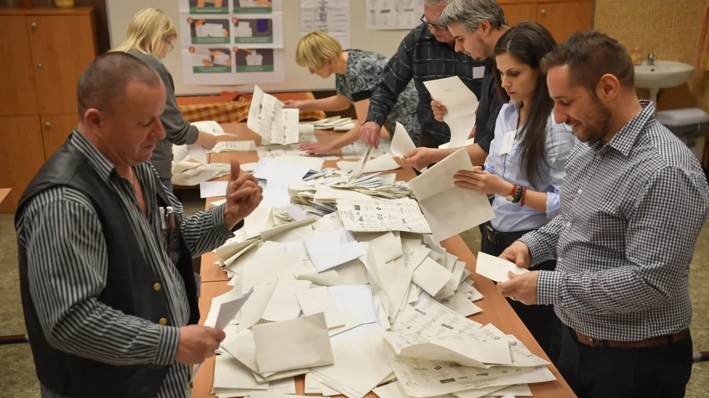 Węgry: Głosowanie w niektórych lokalach może zakończyć się około 22