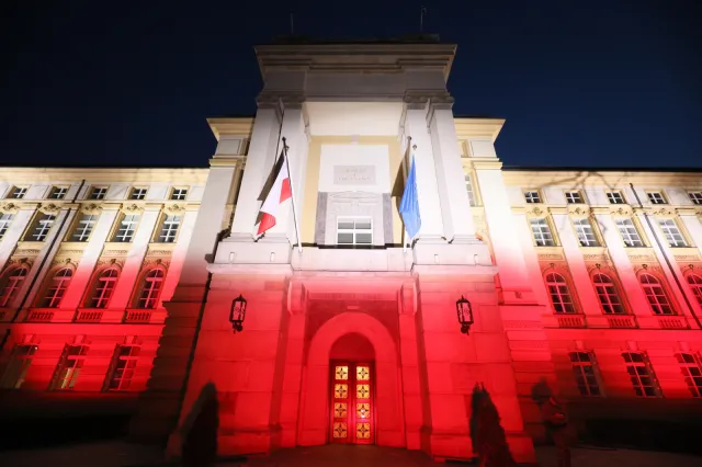 Rzeczniczka rządu: Nagród nie ma i nie będzie, a parlamentarzyści zarobią mniej