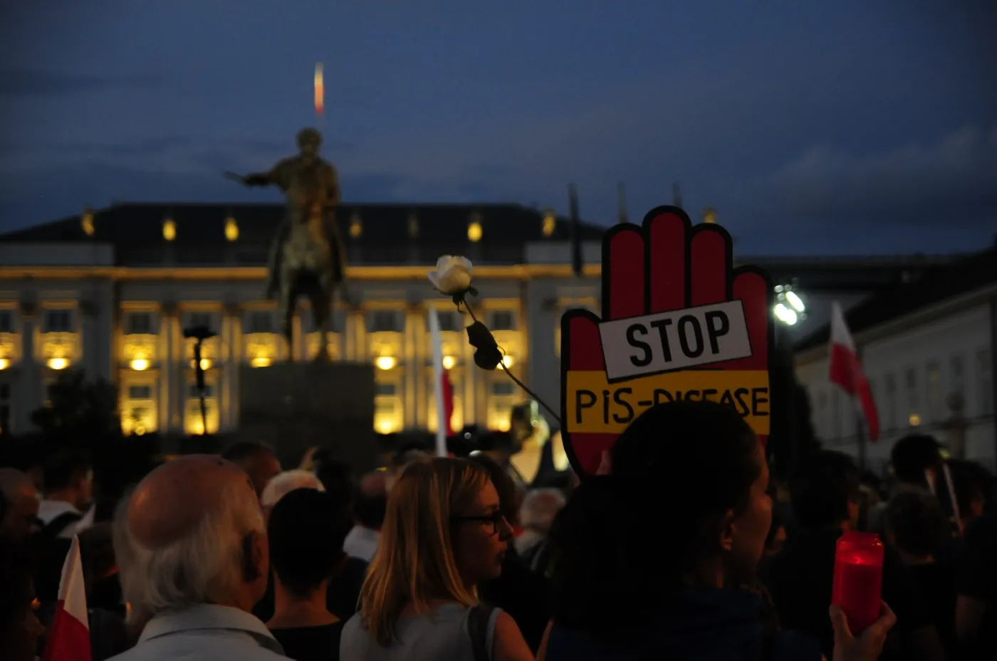 PO otworzyła w PE wystawę na temat protestów w Polsce. PiS ją krytykuje