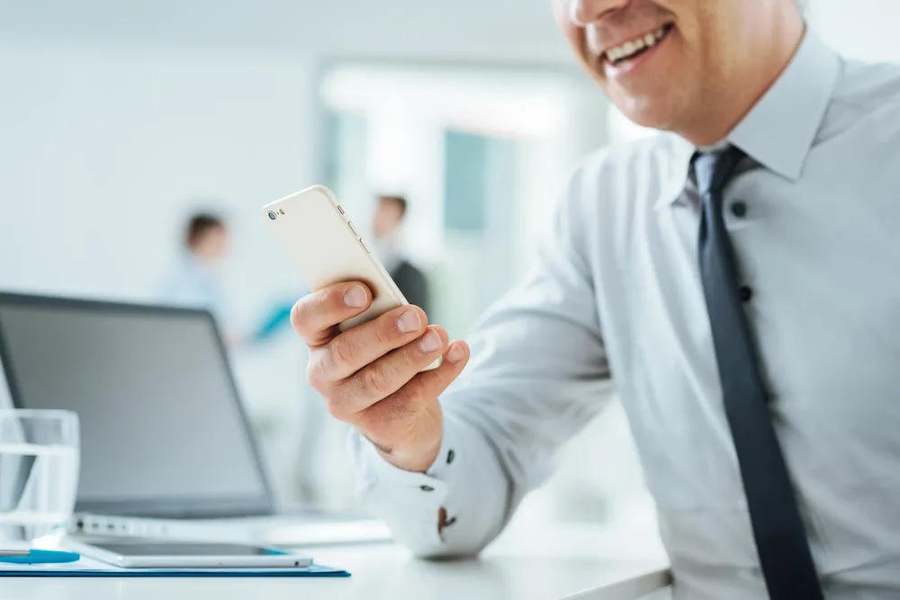 Bank w firmowym smartfonie. Jak zadbać o bezpieczeństwo