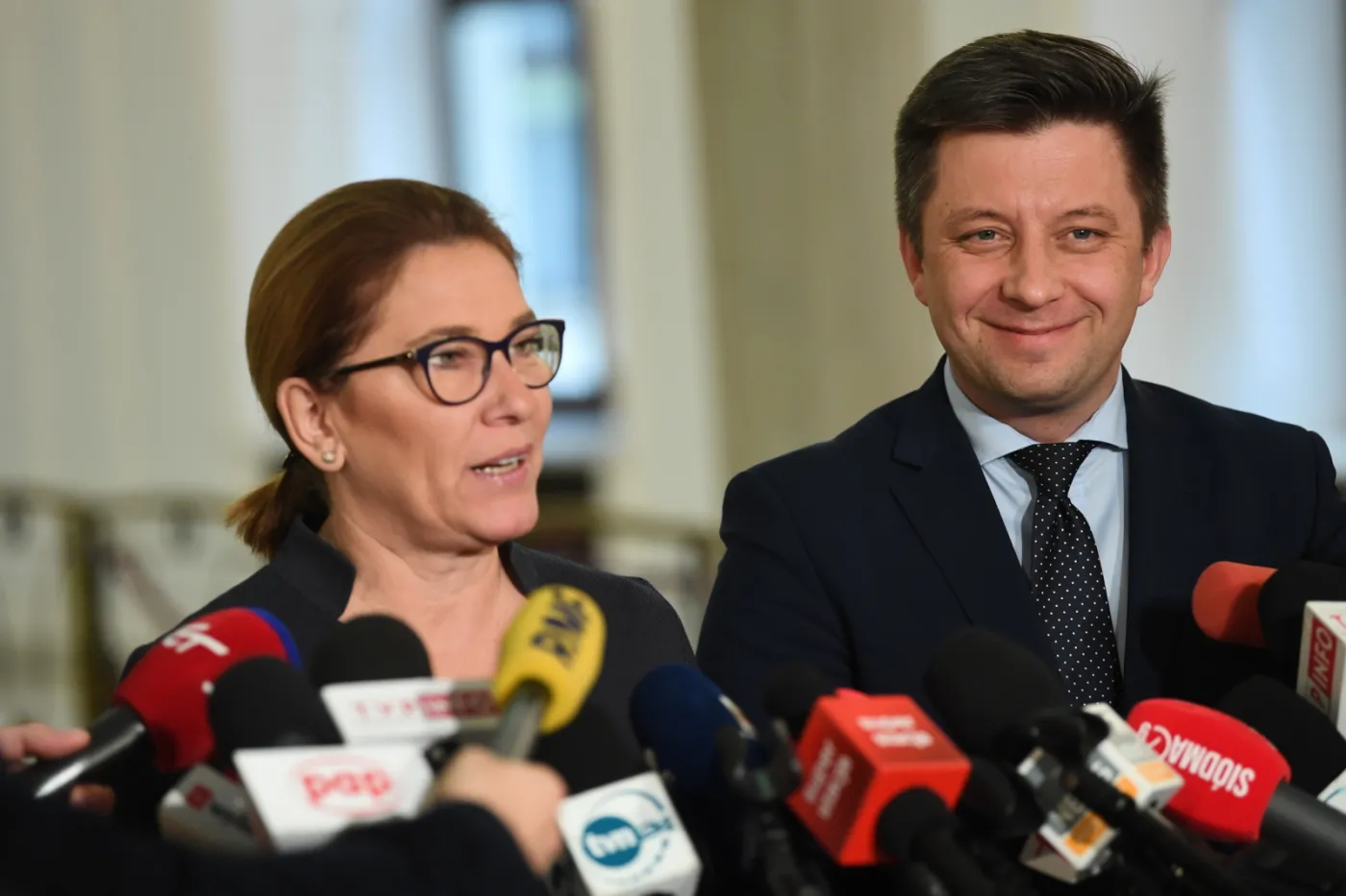 Mazurek: Sędzia widywana w koszulce z napisem "Konstytucja" powinna zostać wyłączona z procesu