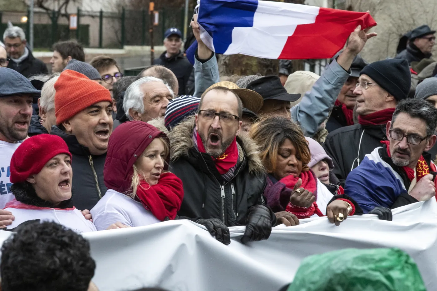 Po „żółtych kamizelkach” we Francji czas na „czerwone chusty”