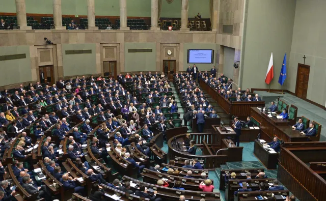 Dlaczego ludzie chcą zostać posłami? Na pierwszym miejscu chęć władzy, a dopiero potem pomoc innym [BADANIA CBOS]
