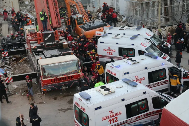 Turcja. 38 osób zginęło w trzęsieniu ziemi, akcja ratunkowa dobiega końca