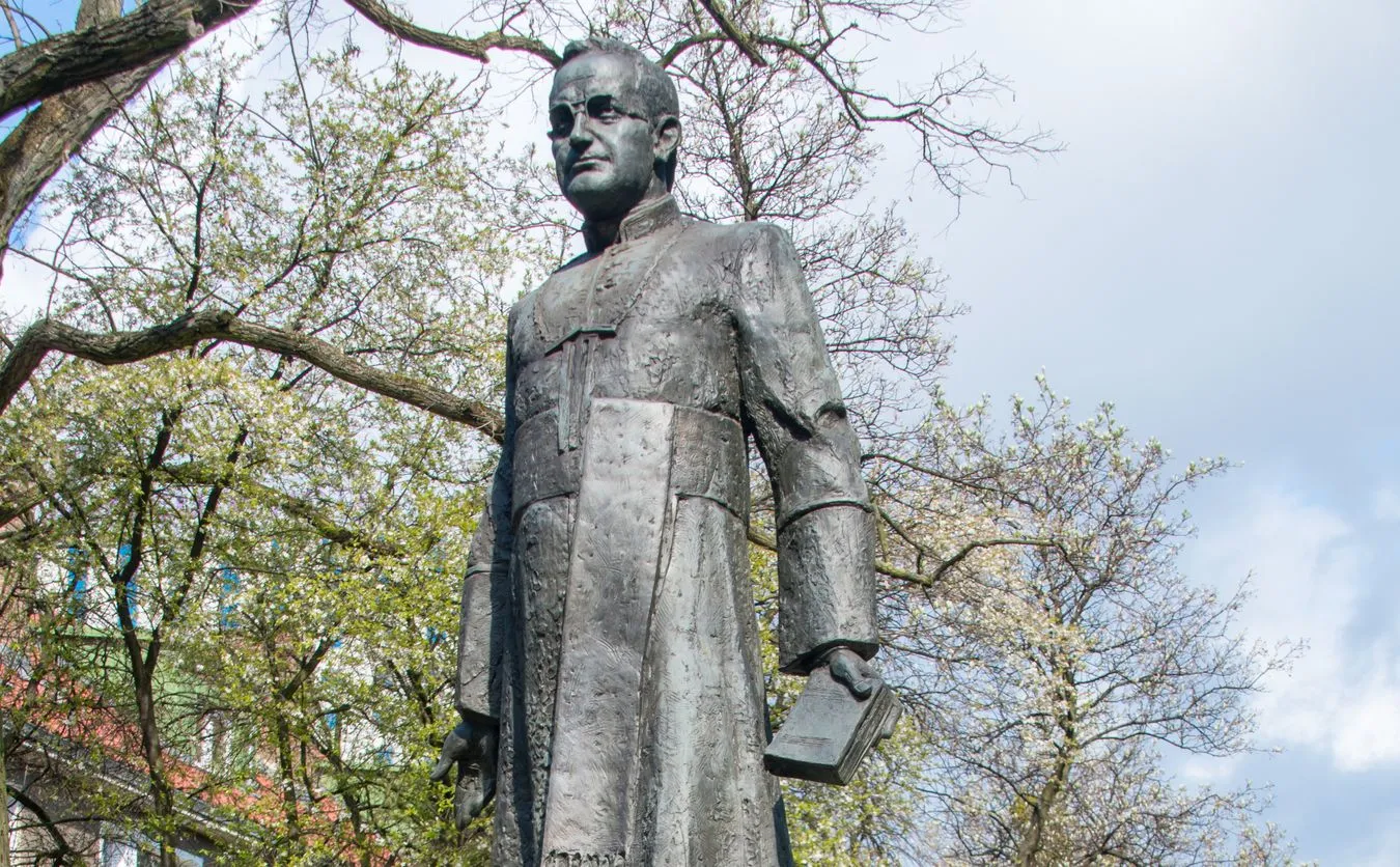 Gdańsk: Demonstracja pod cokołem pomnika ks. Jankowskiego