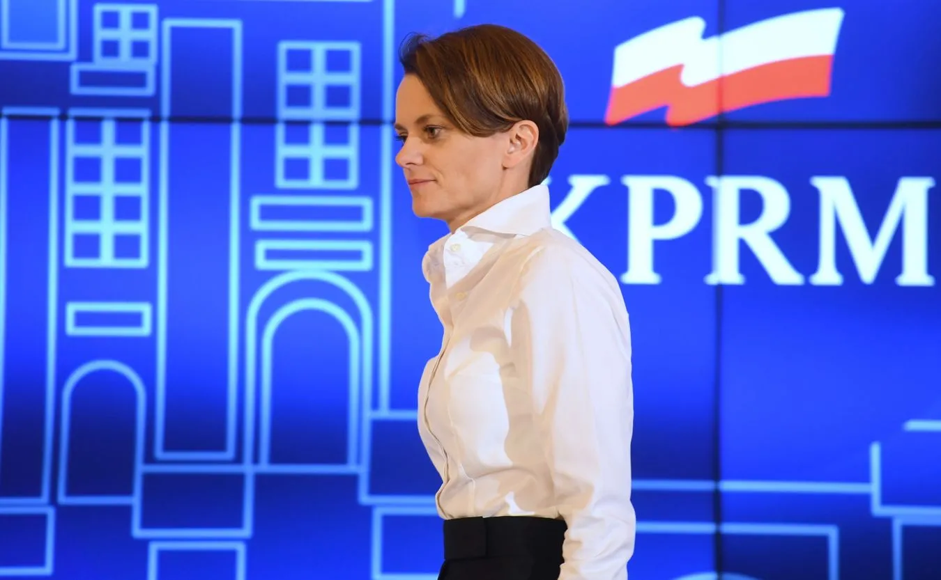 Emilewicz: Nie ma planów, żeby zamykać sklepy spożywcze. Trwa dyskusja o restauracjach i galeriach