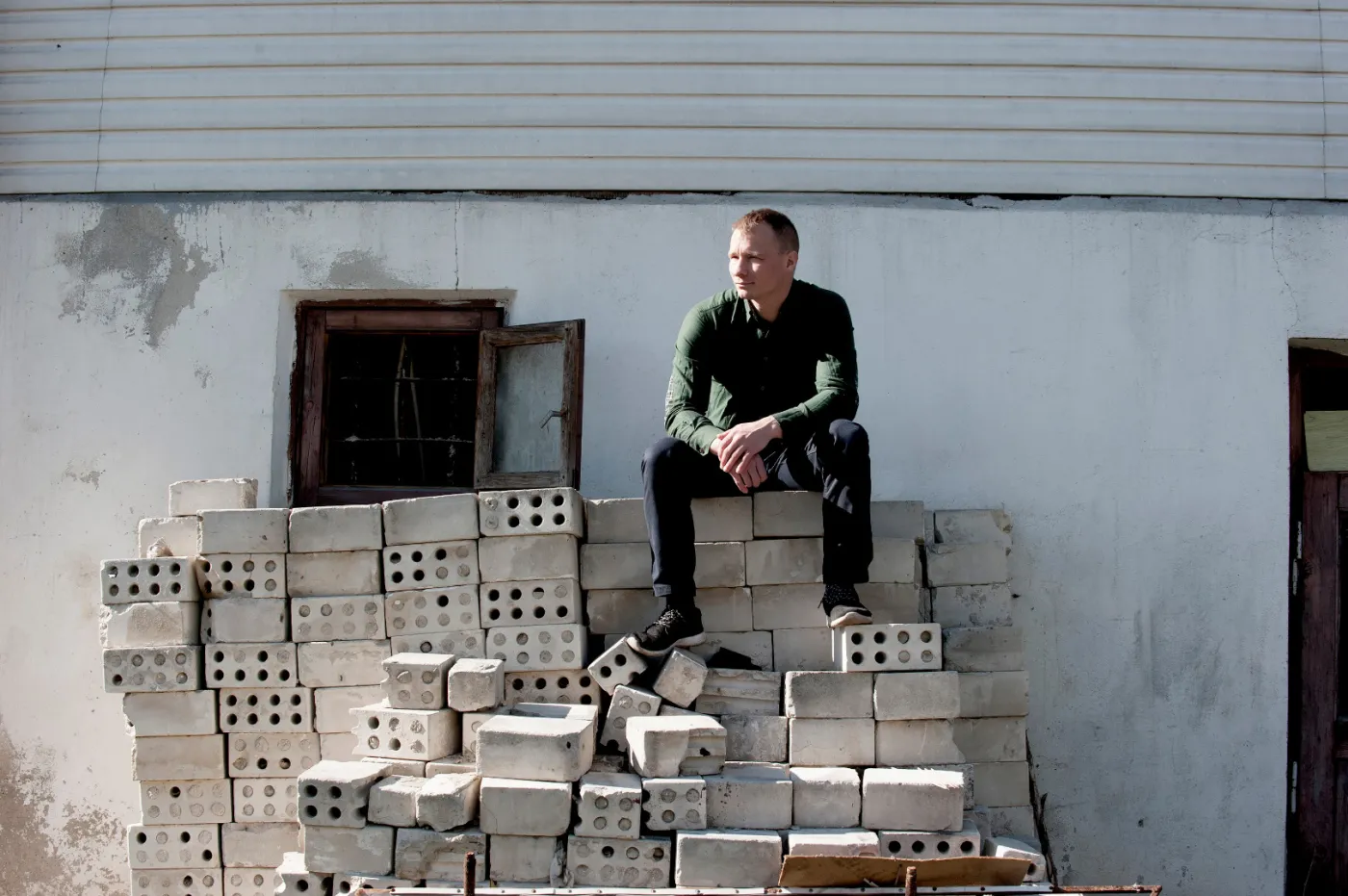 Karol Palczak, malarz z Krzywczy pod Przemyślem, absolwent krakowskiej ASP. Zwycięzca 44. Biennale Malarstwa Bielska Jesień oraz Krakowskiego Salonu Sztuki w 2018 r. Fot. Bartosz Frydrych