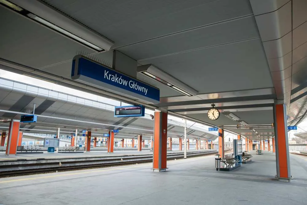Kraków wznawia dezynfekcję chodników, przystanków, placów. Decyzja w związku z wprowadzeniem żółtej strefy