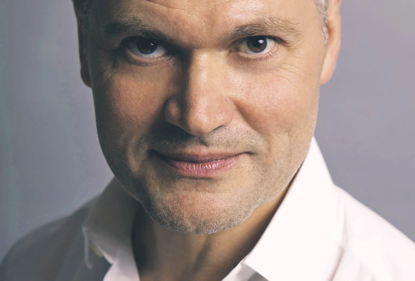 Rafał Olejniczak, specjalista wsparcia w sytuacjach kryzysowych, wspiera firmy, liderów, zespoły i pracowników w procesach na rzecz skutecznego zarządzania, komunikacji i przywództwa. Fot. Przemek Paczkowski/Mat. prasowe


