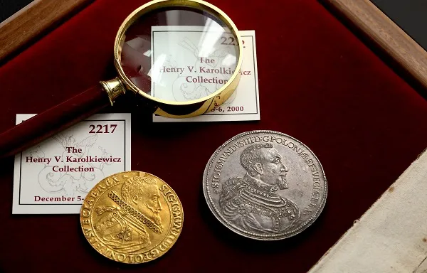 Pięć dukatów oraz srebrne dwa talary Zygmunta III Wazy z kolekcji Henryka Karolkiewicza. Suma ich cen wywoławczych to 550 tys. zł. Fot. Antykwariat Numizmatyczny Michał Niemczyk 