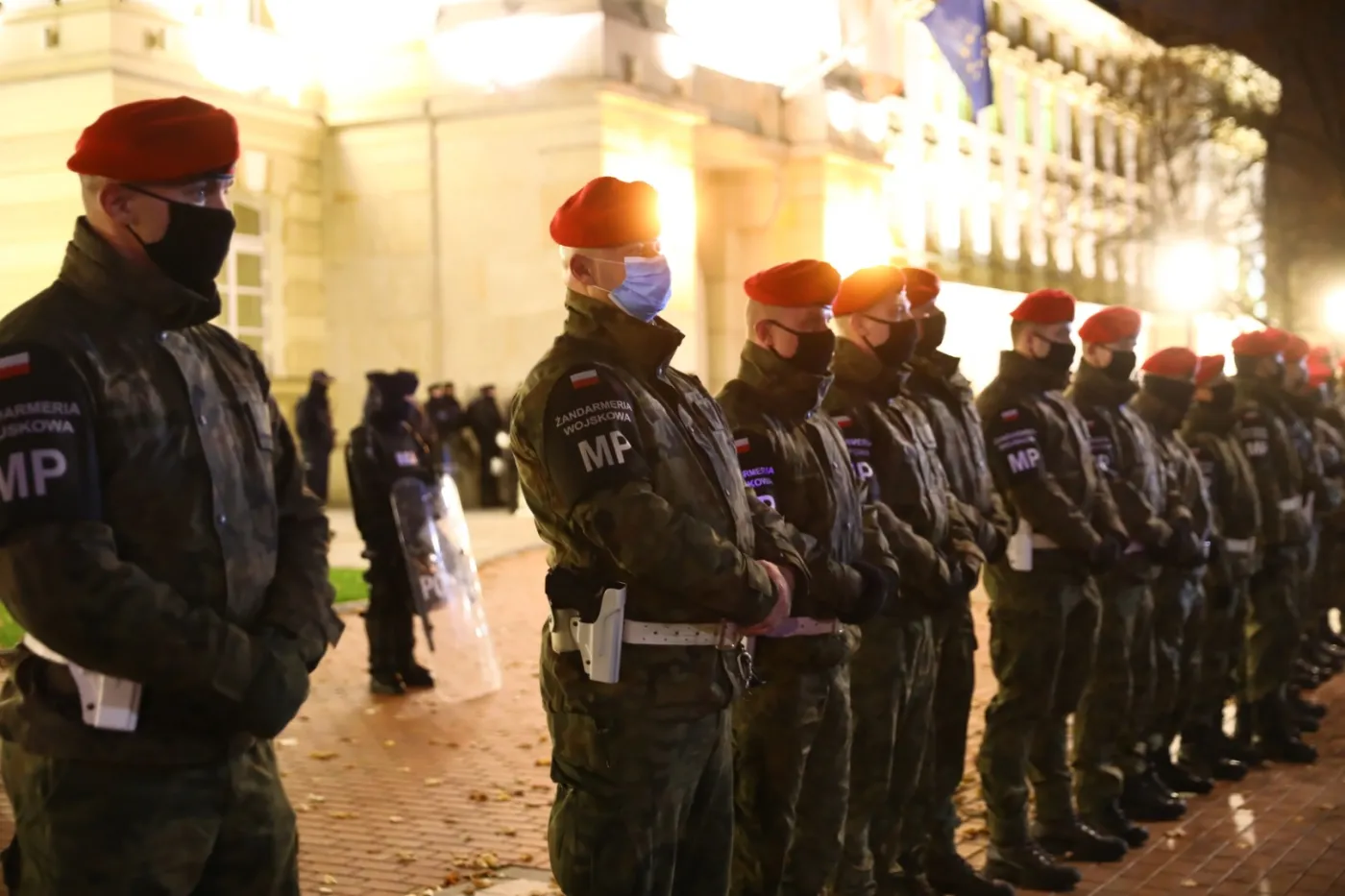 Żandarmeria przed siedzibą KPRM