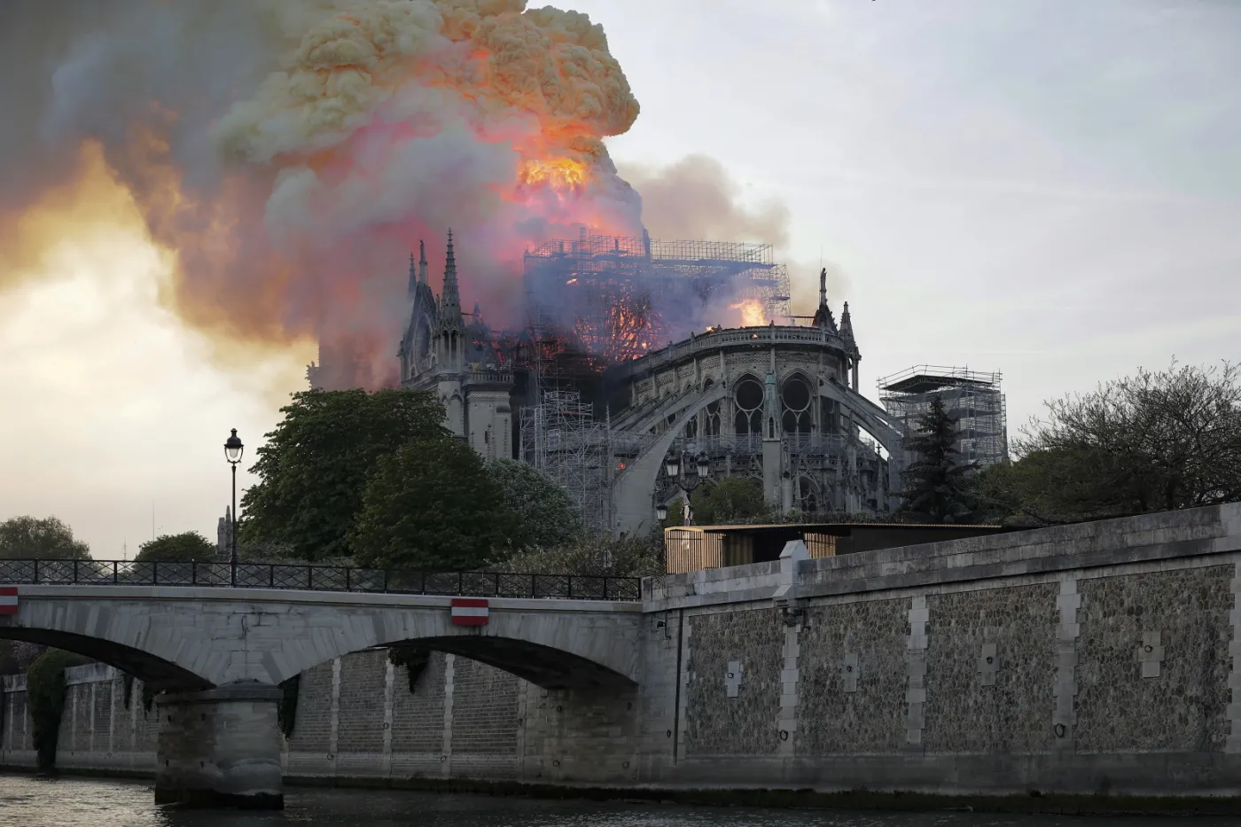 Płonąca katedra Notre Dame, czyli karta z kalendarza polskiego internetu [FELIETON]