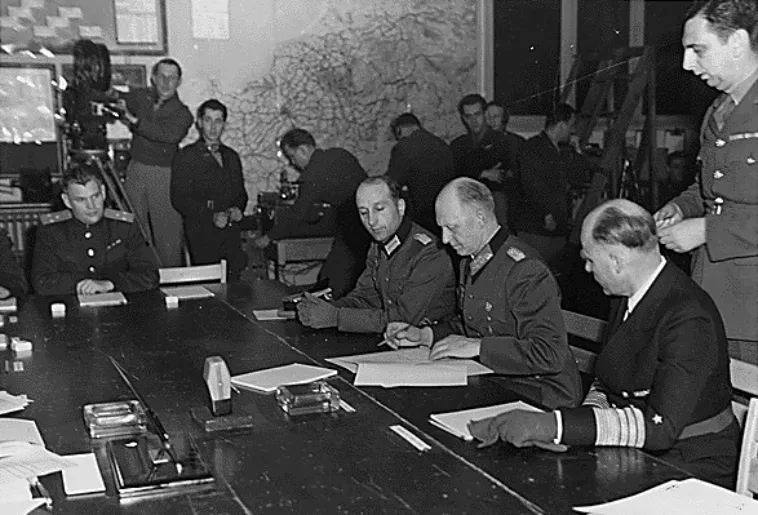 Kapitulacja III Rzeszy kończyła wojnę w Europie. Na Dalekim Wschodzie walki jeszcze trwały