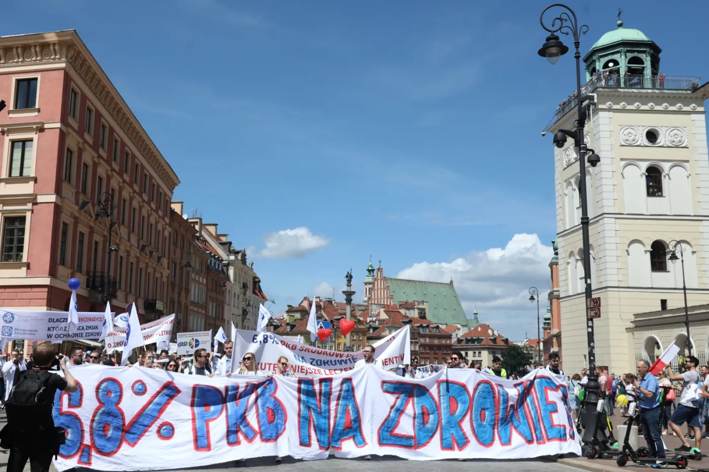 Lekarze manifestowali w Warszawie. "Stop śmierci w kolejkach" [ZDJĘCIA]