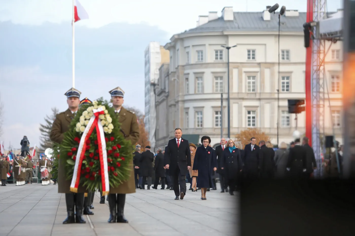 Duda: Jesteśmy Polakami i obowiązki mamy polskie - od prawa do lewa