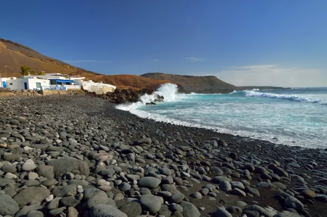 Góry ognia i czarne plaże. Poznaj Lanzarote - wyjątkową część Wysp Kanaryjskich