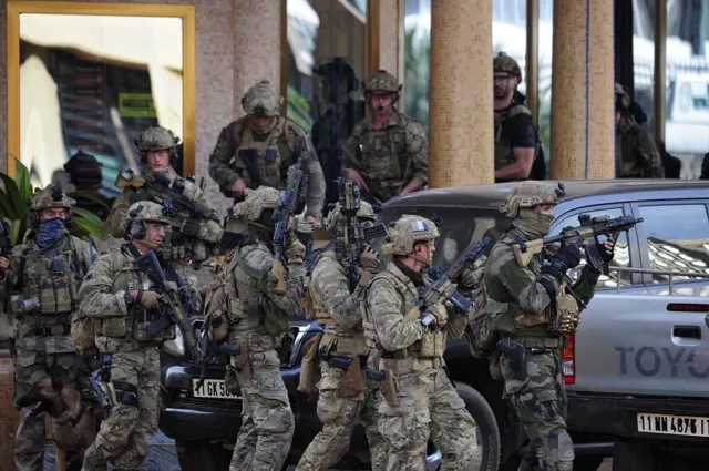 Atak islamistów na hotel w Burkina Faso. Wzięli zakładników, szturm był krwawy