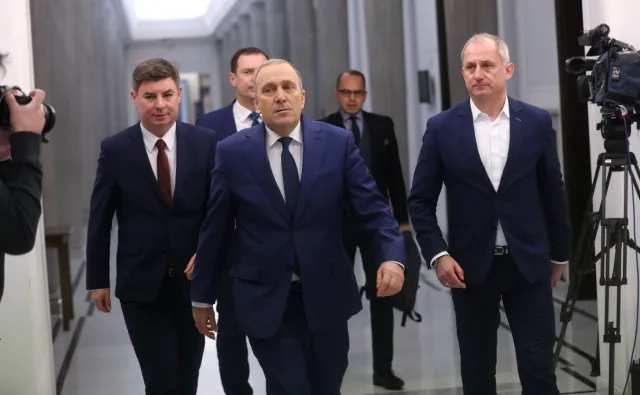 Platforma przerywa protest, Kuchciński ogłasza przerwę. Ponad pół miesiąca przerwy! [RELACJA NA ŻYWO]