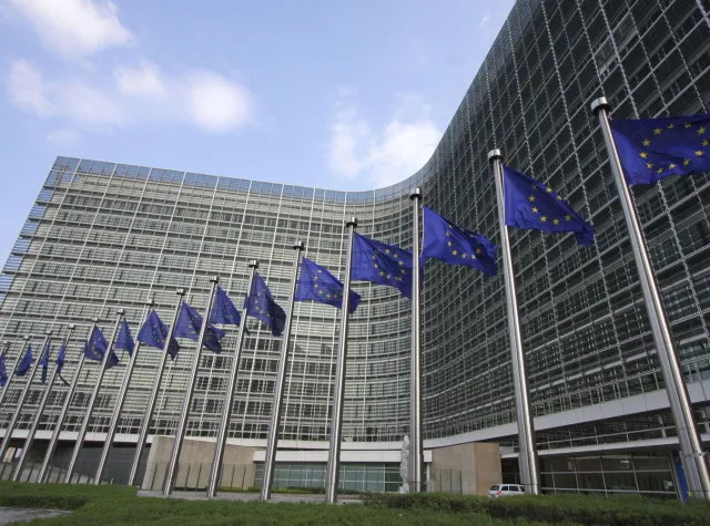 KE proponuje 300 mln euro dla producentów mleka. Sawicki: Za mało