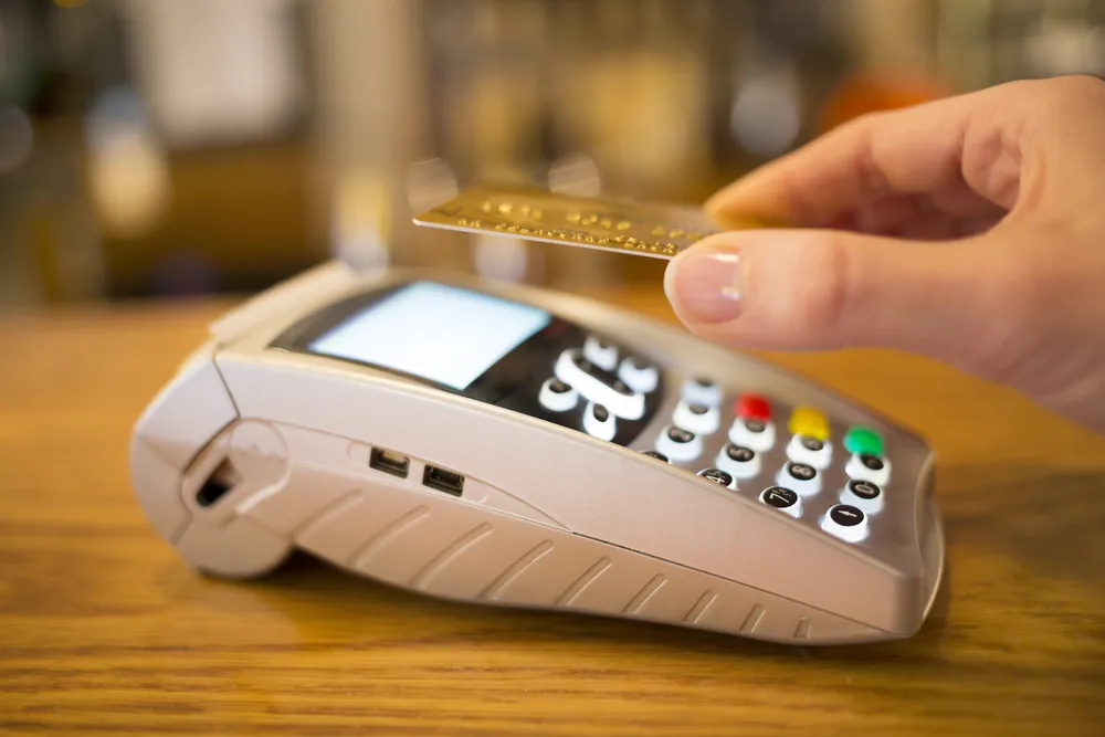 Transakcje zbliżeniowe do 100 zł bez PIN-u. First Data Polska dostosuje terminale