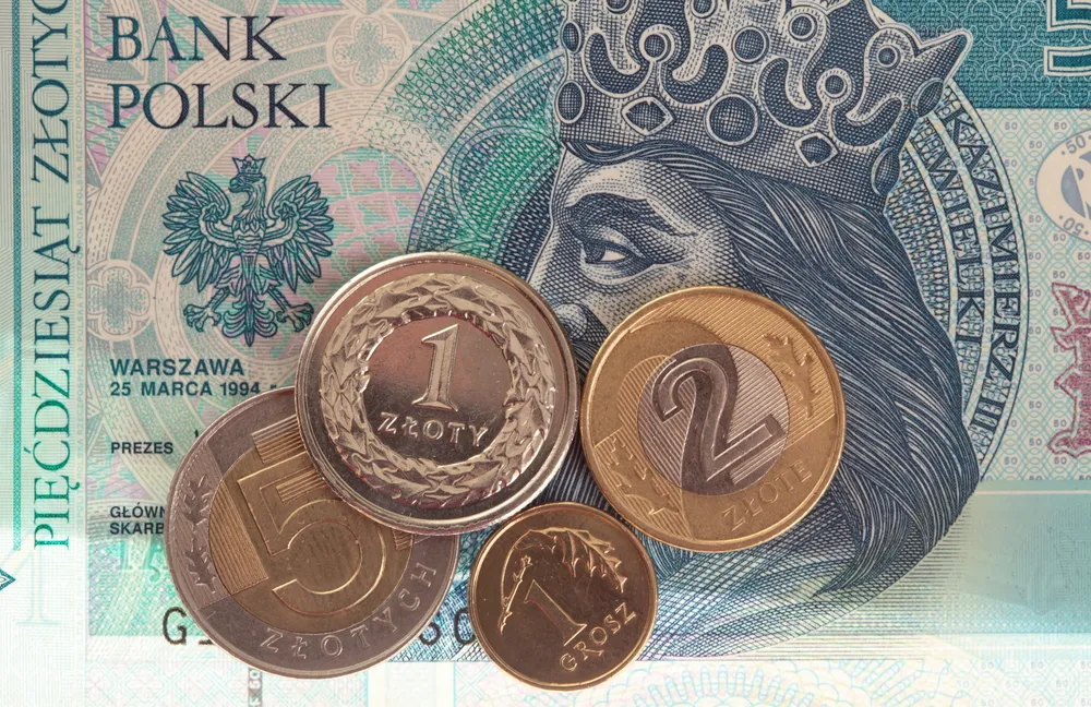 Dolar osłabia złotego na globalnych rynkach