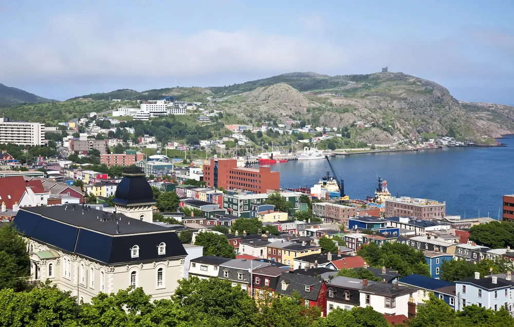 2.	Panorama St. John’s, Nowa Fundlandia, zatoka i Signal Hill, wzgórze które dawniej było wzgórzem nawigacyjnym. Statki zbliżające się do Nowej Fundlandii  mogły odczytać z niego informacje na temat pogody czy zbliżającego się sztormu przekazywane za pomocą flag oraz instrukcje, gdzie mogą zacumować