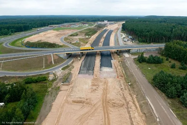 Budowa autostrady A2: z powodu mrozu w asfalcie pojawiły się szczeliny