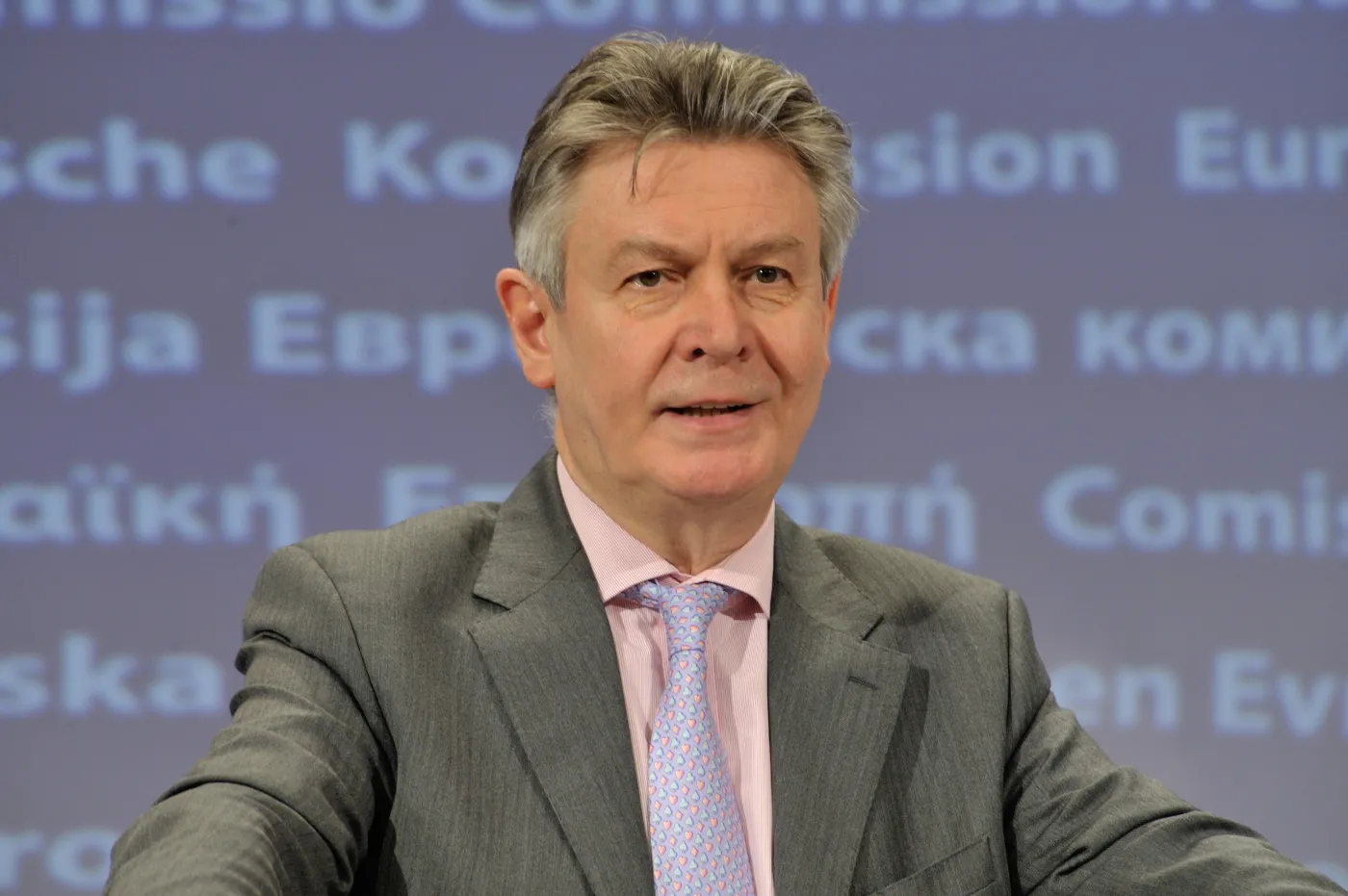 KE broni komisarza podejrzanego o oszustwa podatkowe