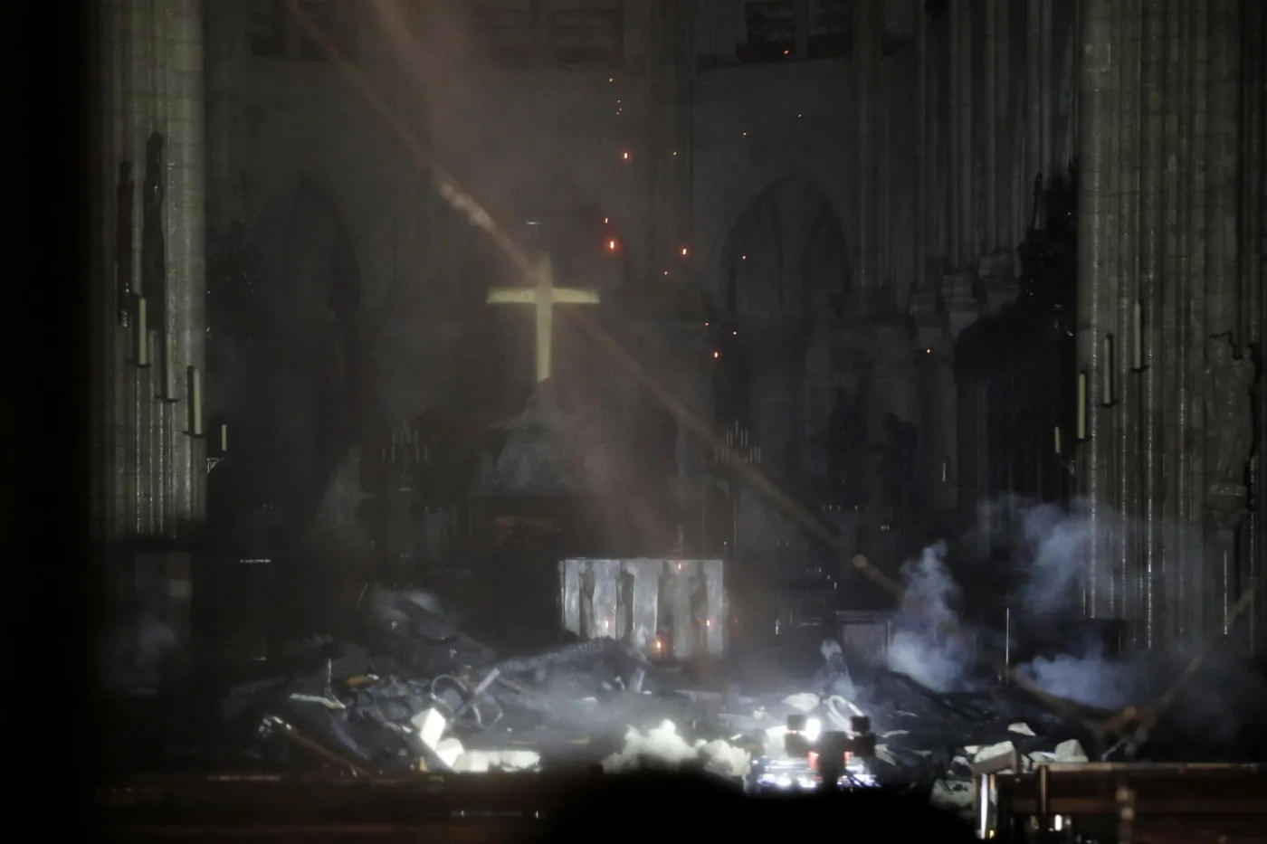 Katedra Notre Dame po pożarze. Oto skala zniszczeń [ZDJĘCIA]