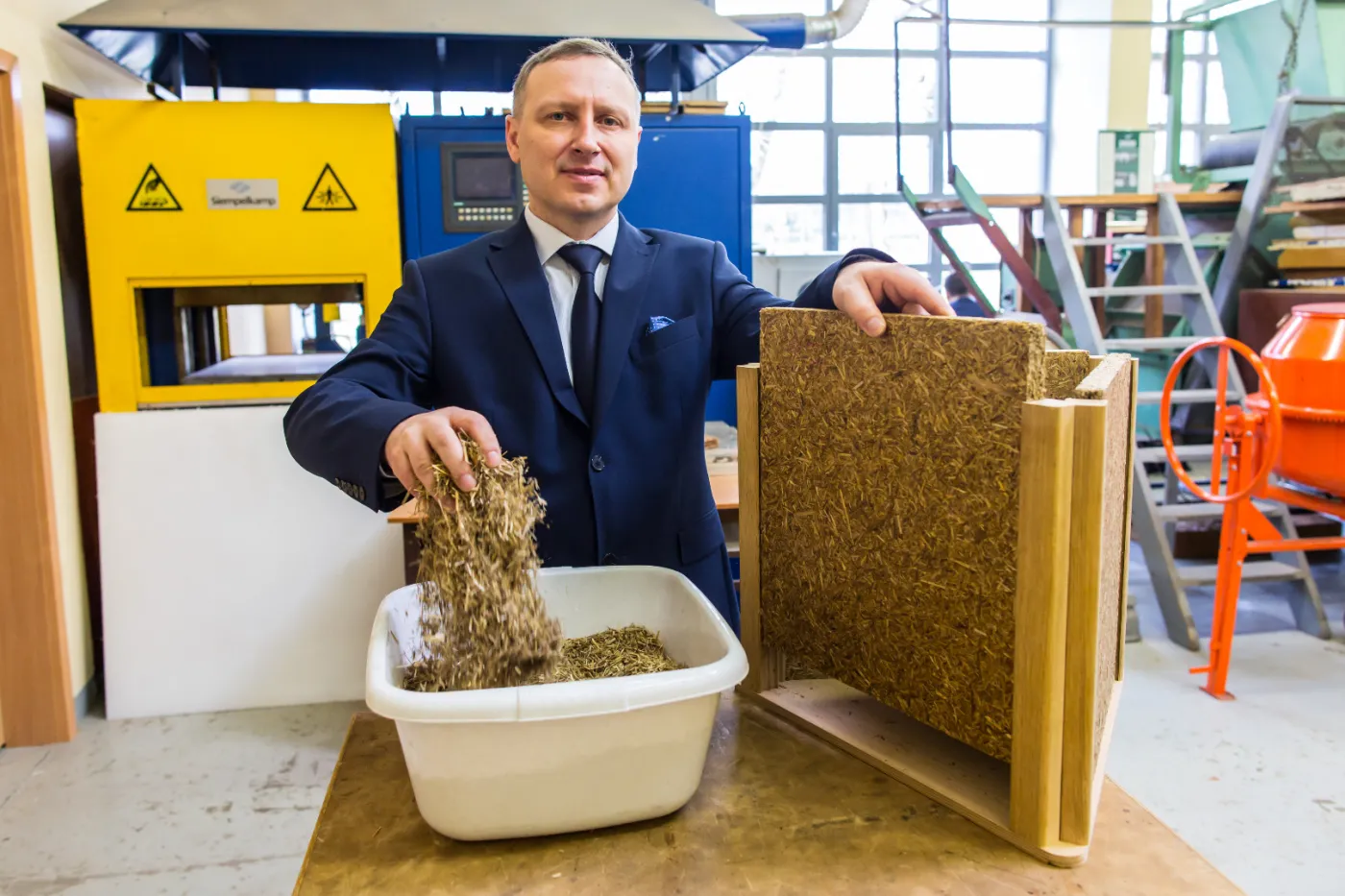 Budowlanka i meblarstwo poszukują nowych materiałów. Dlaczego więc nie sięgnąć po słomę?