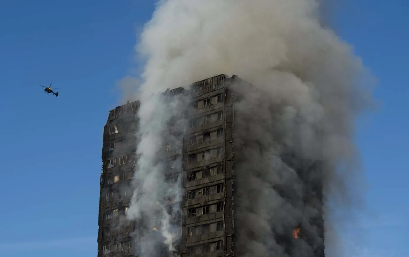 Mieszkańcy już dawno wieszczyli katastrofę. Grenfell Tower doszczętnie spłonął [ZDJĘCIA]