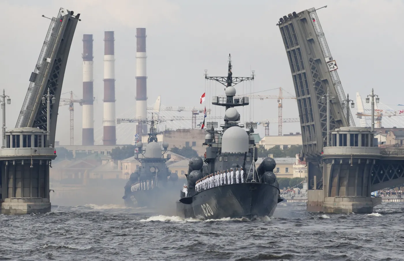 Putin przyjął w Petersburgu defiladę marynarki wojennej